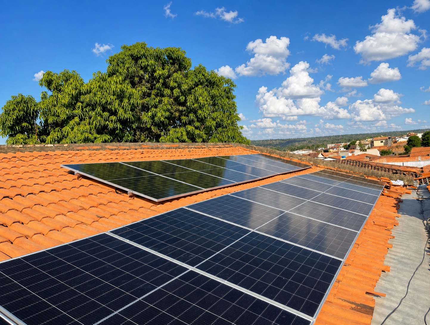 Painéis solares instalados em telhado de cerâmica no Piauí
